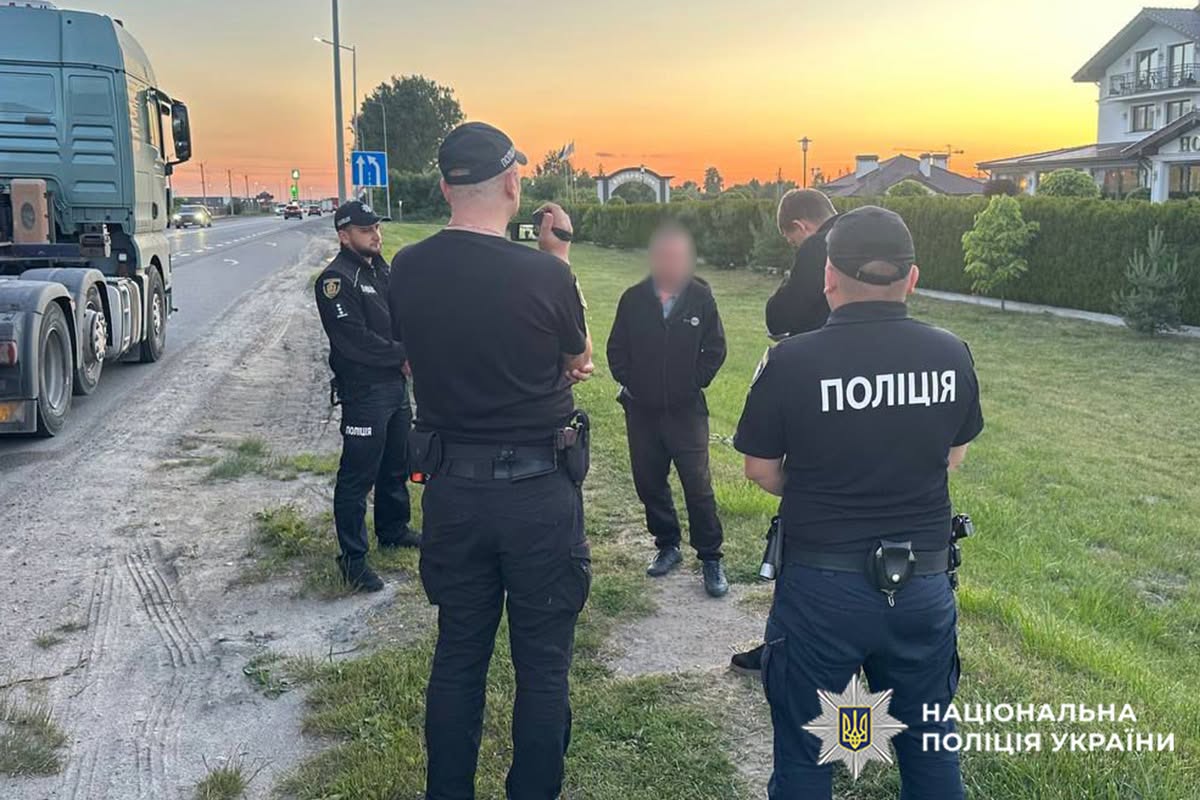 Врятував телефонний дзвінок: на Хмельниччині далекобійник намагався зґвалтувати 13-річну дівчинку Врятував телефонний дзвінок: на Хмельниччині далекобійник намагався зґвалтувати 13-річну дівчинку