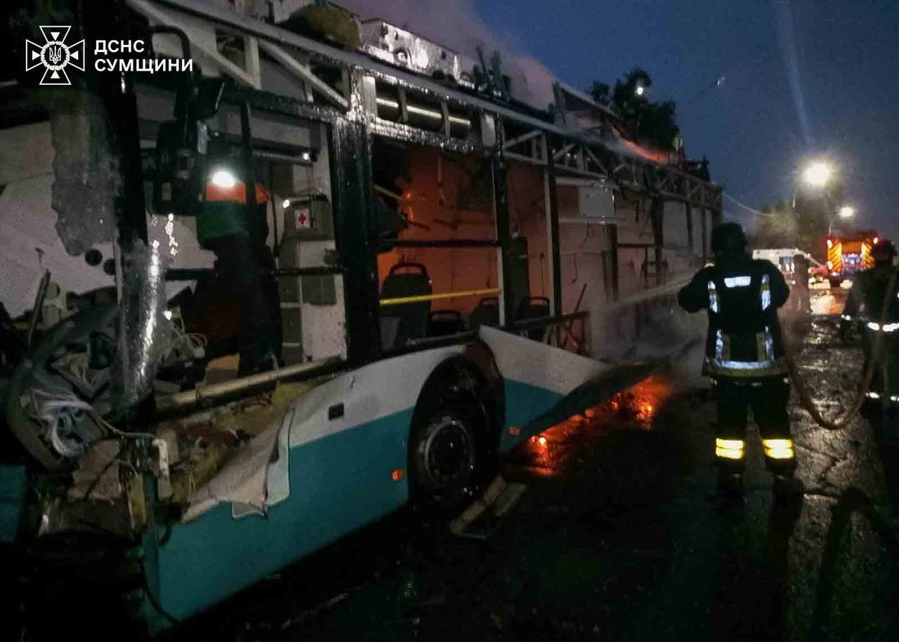 Росія вдарила по Сумах шістьма КАБами: загорівся тролейбус, водій у тяжкому стані. ФОТО Росія вдарила по Сумах шістьма КАБами: загорівся тролейбус, водій у тяжкому стані. ФОТО