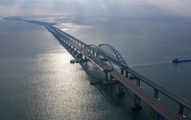 Кримський міст окупанти обклали захистом з усіх боків. ФОТО