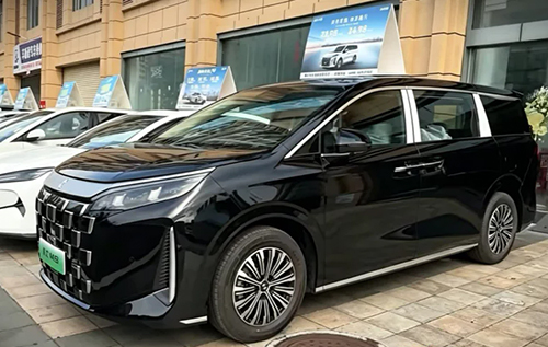 Для бізнесу і для родини: флагманський мінівен BYD Linghui M9 з’явився в салонах Китаю. ФОТО