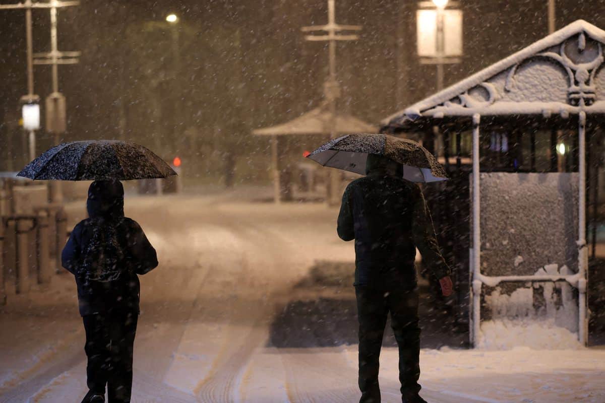 Сотні тисяч людей у Британії та Франції залишилися без світла через негоду