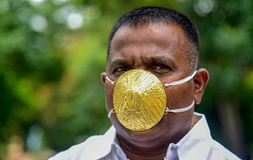 Индийский бизнесмен купил золотую маску для защиты от коронавируса