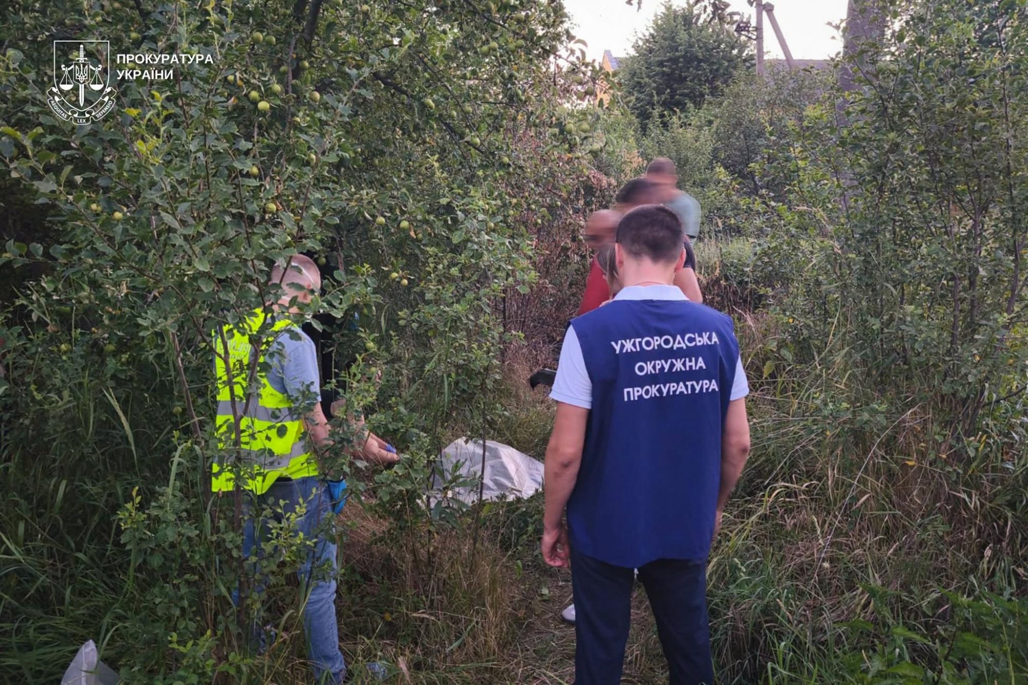 У Чопі виявили закопане тіло півторамісячної дитини: матір затримали
