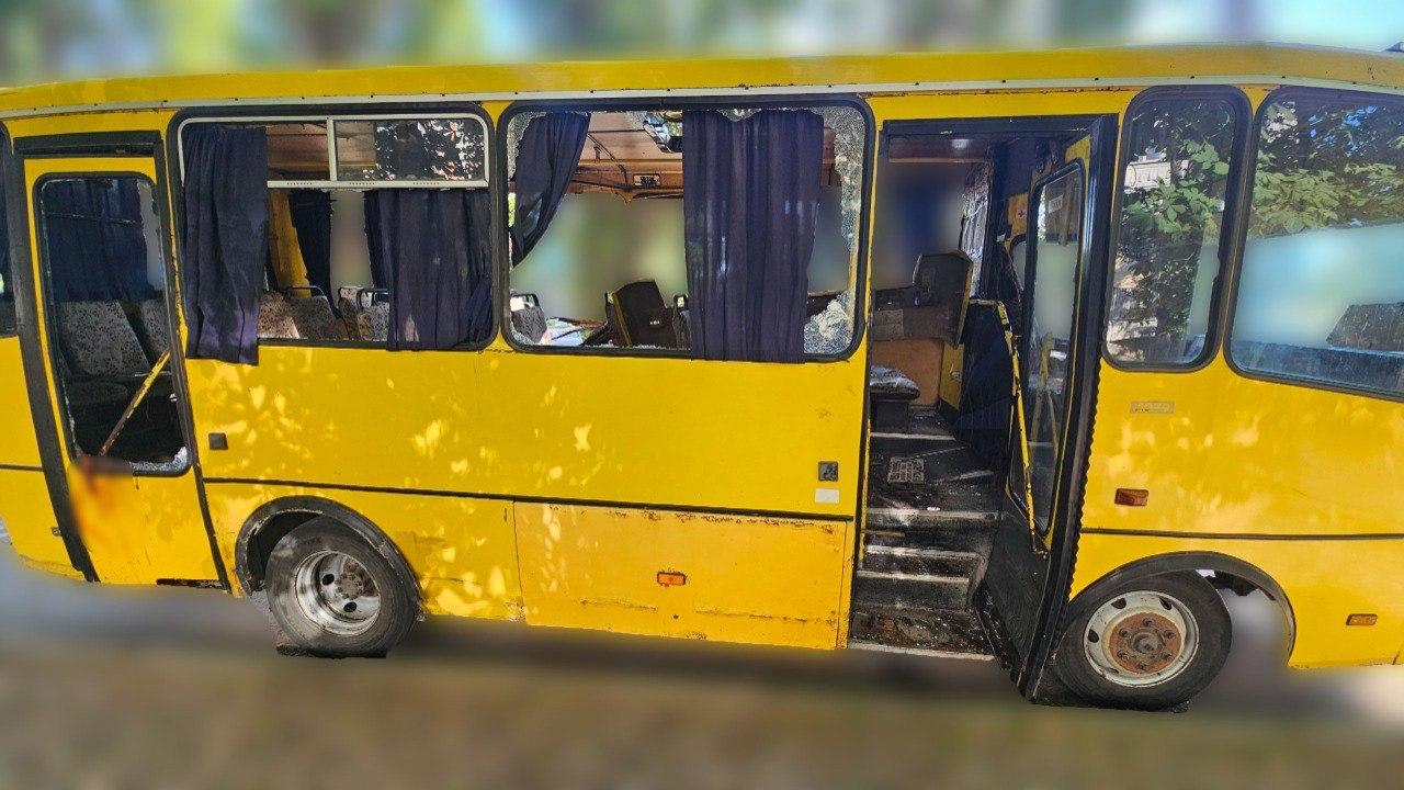 Росіяни вцілили у маршрутку в Херсоні: є загиблі та поранені. ФОТО Росіяни вцілили у маршрутку в Херсоні: є загиблі та поранені. ФОТО
