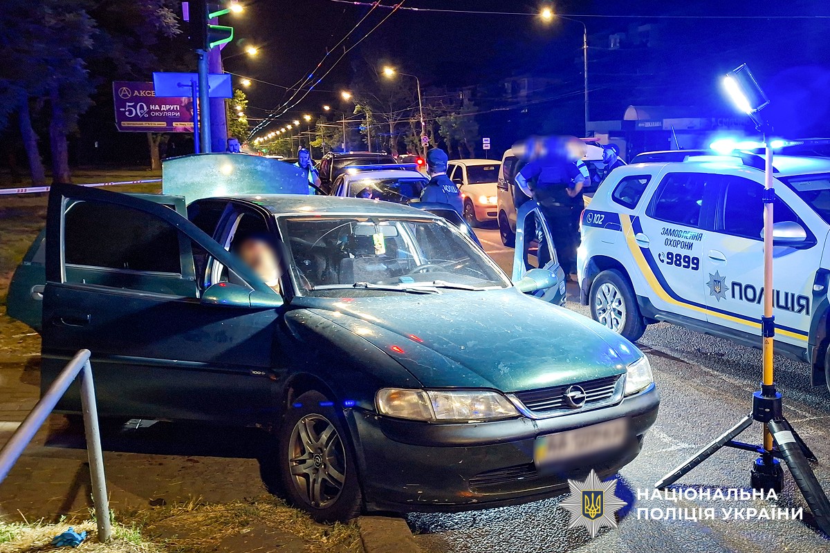 У Миколаєві чилієць застрелив з автомата двох товаришів, з якими їхав автівкою У Миколаєві чилієць застрелив з автомата двох товаришів, з якими їхав автівкою