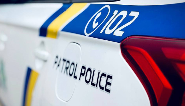 На Миколаївщині поліцейське авто в’їхало у вантажівку: загинув правоохоронець та чоловік, якого везли на суд