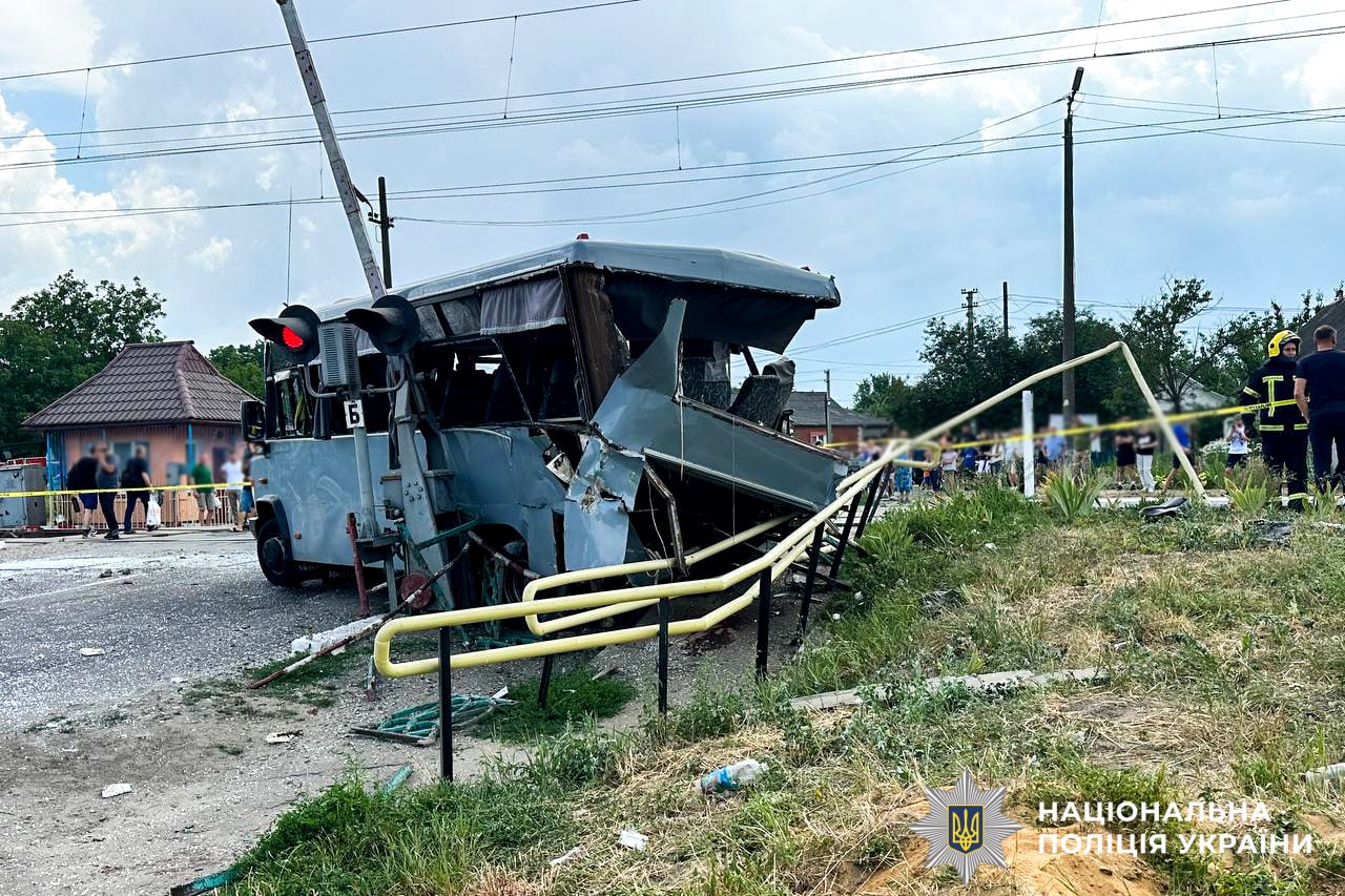 На Рівненщині поїзд зіткнувся з маршруткою на залізничному переїзді: є загиблі. ФОТО На Рівненщині поїзд зіткнувся з маршруткою на залізничному переїзді: є загиблі. ФОТО