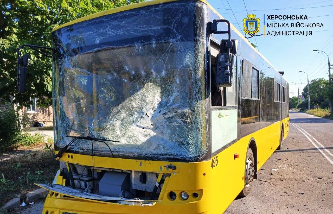 У Херсоні ворог ударив по тролейбусу та цивільній автівці: загинули двоє людей У Херсоні ворог ударив по тролейбусу та цивільній автівці: загинули двоє людей