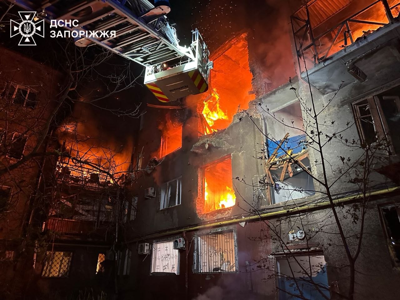 Російські війська вночі атакували дронами Запоріжжя, пошкоджено багатоповерхівки та лікарню, є поранені. ФОТО Російські війська вночі атакували дронами Запоріжжя, пошкоджено багатоповерхівки та лікарню, є поранені. ФОТО