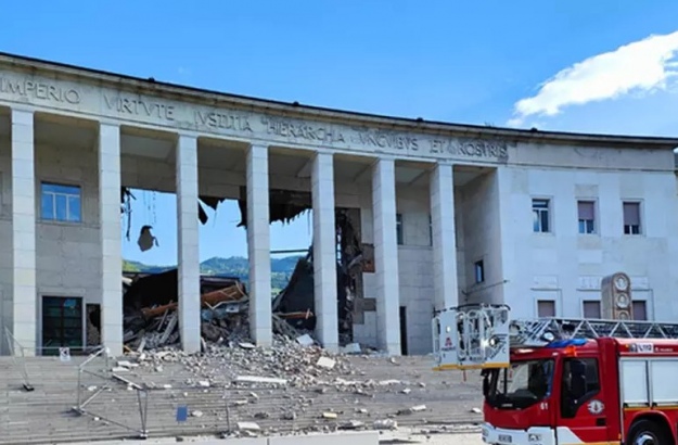 В Італії обвалилась 100-річна будівля суду, де йшли реставраційні роботи В Італії обвалилась 100-річна будівля суду, де йшли реставраційні роботи