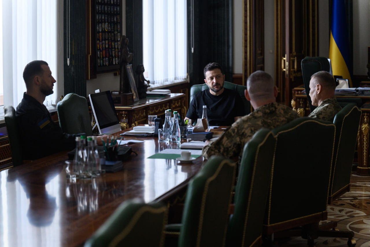 Зеленський: Разом з командирами армійських корпусів проаналізували деталі захисту Херсона, міст і громад Дніпровщини. ФОТО Зеленський: Разом з командирами армійських корпусів проаналізували деталі захисту Херсона, міст і громад Дніпровщини. ФОТО