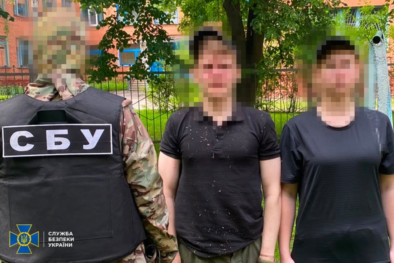 На Чернігівщині затримали російських агентів, які намагалися пустити з рейок вантажний локомотив На Чернігівщині затримали російських агентів, які намагалися пустити з рейок вантажний локомотив
