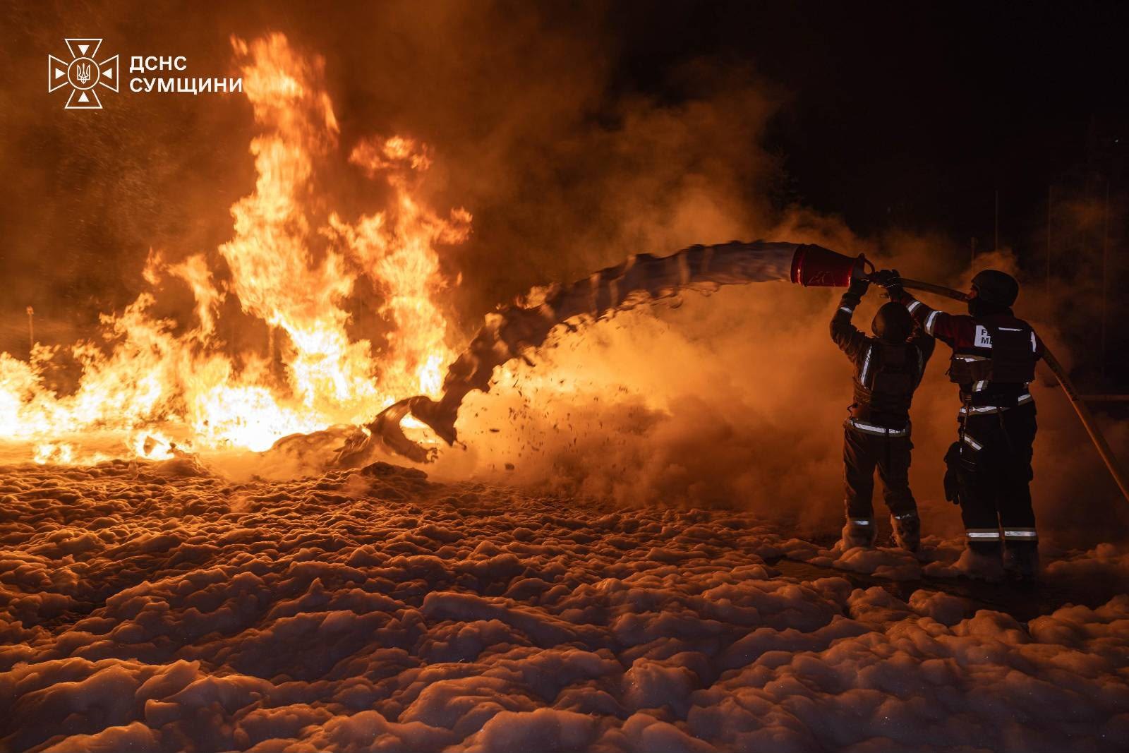 У Сумах російські війська завдали удару по АЗС. ФОТО