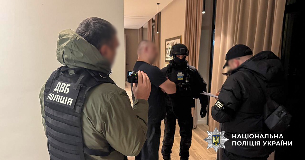 Інсценував смерть і жив у родичів: на Закарпатті затримали учасника кіберсиндикату, якого розшукувало ФБР