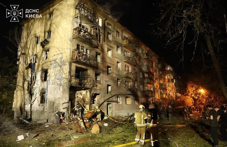 Трагедія у Києві: внаслідок російського балістичного удару загинули 9 людей, понад 20 поранені Трагедія у Києві: внаслідок російського балістичного удару загинули 9 людей, понад 20 поранені