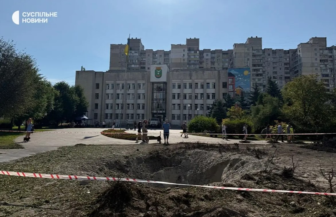 Росіяни пошкодили будівлю Дарницької РДА, кількість поранених у Києві зросла до 33 Росіяни пошкодили будівлю Дарницької РДА, кількість поранених у Києві зросла до 33