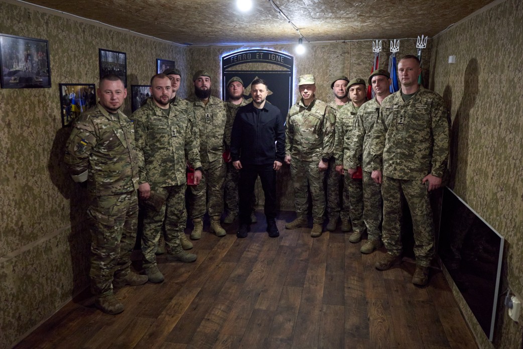 Зеленський відвідав бійців 31-ї ОМБр на Олександрівському напрямку. ВІДЕО