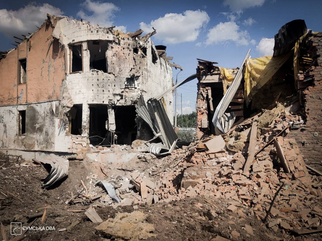 Росіяни вдарили КАБами по Сумах: є загиблий, пошкоджені та зруйновані 20 будинків