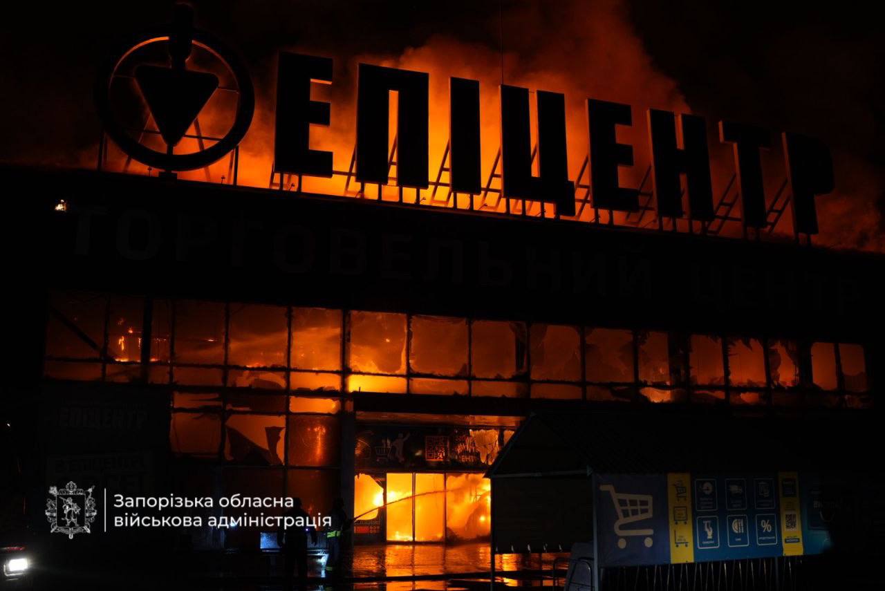 Ворог ударив по Запоріжжю: уражено "Епіцентр", частина міста залишилась без світла. ФОТО Ворог ударив по Запоріжжю: уражено "Епіцентр", частина міста залишилась без світла. ФОТО