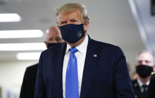 Дональд Трамп впервые появился на публике в защитной маске. ВИДЕО
