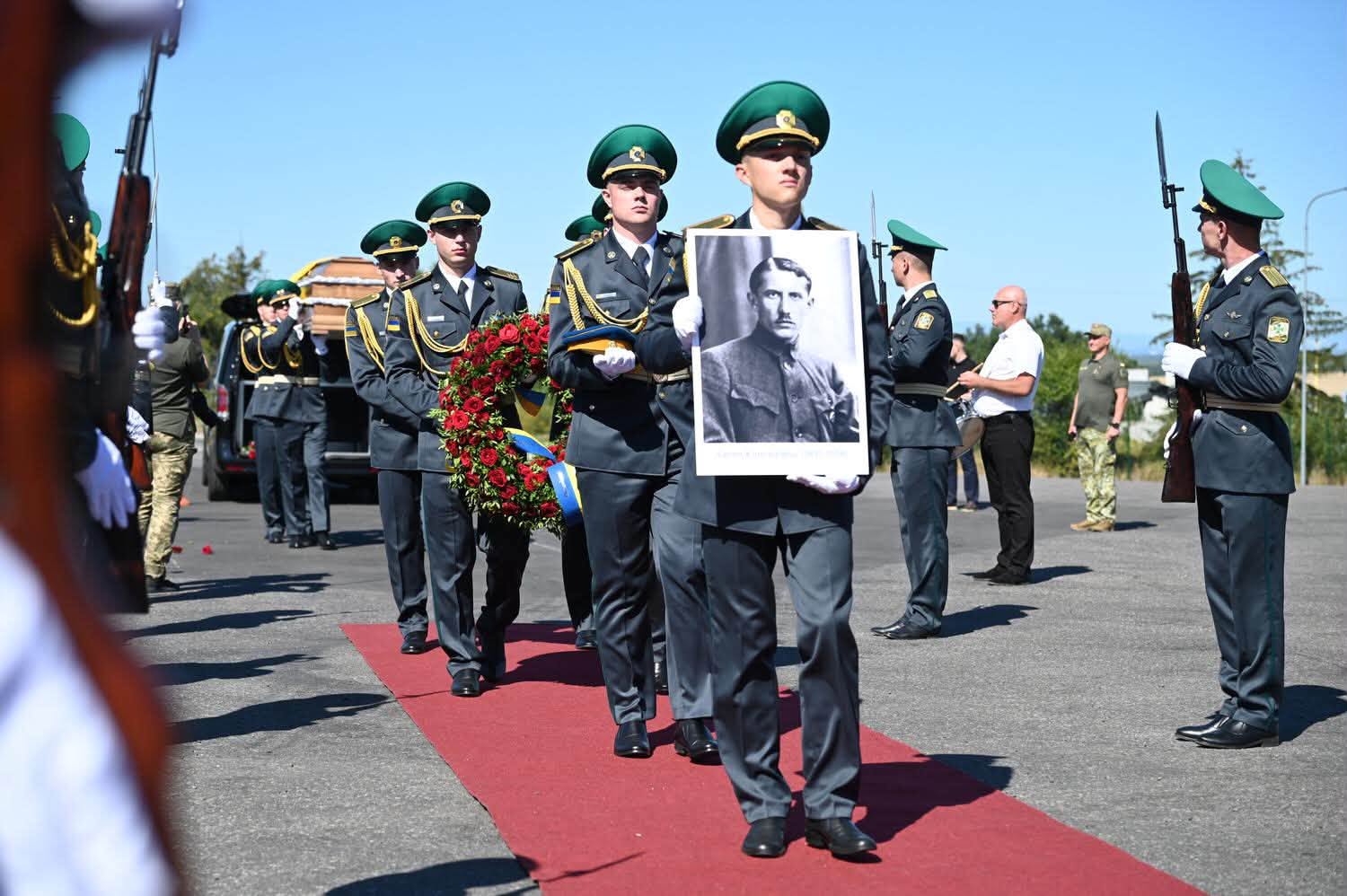 Прах Євгена Коновальця привезли в Україну. ФОТО Прах Євгена Коновальця привезли в Україну. ФОТО