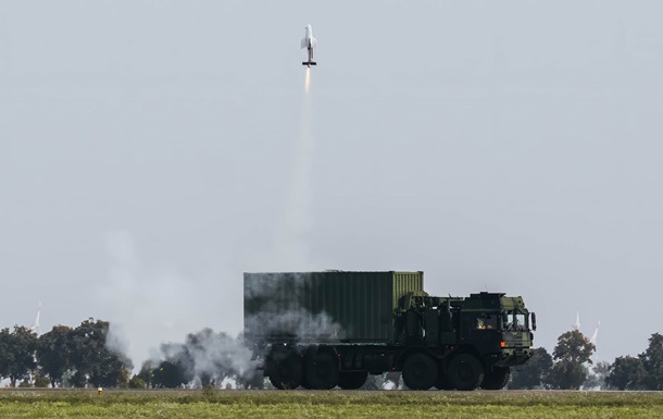 Rheinmetall показав, як запускає ударні дрони з вантажівки під час руху. ВІДЕО Rheinmetall показав, як запускає ударні дрони з вантажівки під час руху. ВІДЕО