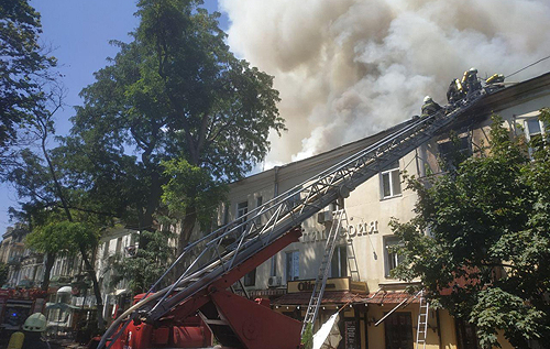 В Одессе горит двухсотлетняя многоэтажка: пострадал один пожарный, жильцы и животные спаслись. ФОТО. ВИДЕО