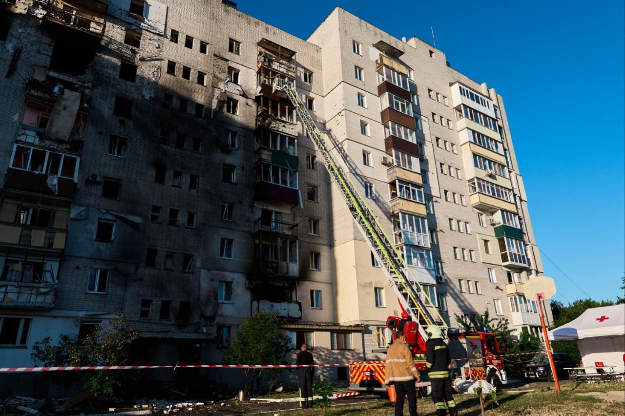 Дрони, начинені шрапнеллю, атакували багатоповерхівку в Смілі на Черкащині: є поранені. ФОТО Дрони, начинені шрапнеллю, атакували багатоповерхівку в Смілі на Черкащині: є поранені. ФОТО