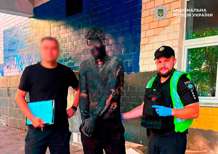 Відмивався понад п’ять годин: у Києві чоловік вимазався смолою, щоб пограбувати магазин у темряві. ВІДЕО Відмивався понад п’ять годин: у Києві чоловік вимазався смолою, щоб пограбувати магазин у темряві. ВІДЕО