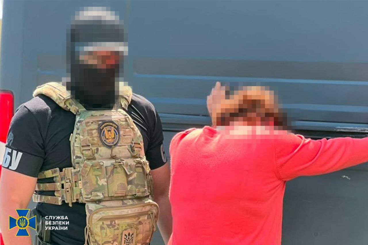 СБУ затримала інформаторку рашистів, яка наводила російські "КАБи" на оборонців Херсона СБУ затримала інформаторку рашистів, яка наводила російські "КАБи" на оборонців Херсона
