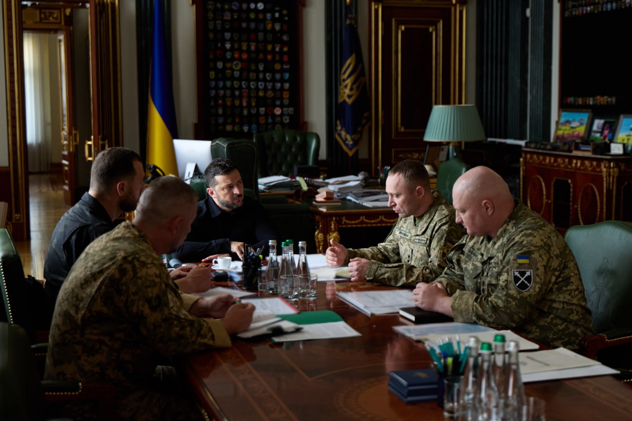 Зеленський анонсував кадрові рішення для посилення оборони на найгарячіших напрямках фронту Зеленський анонсував кадрові рішення для посилення оборони на найгарячіших напрямках фронту
