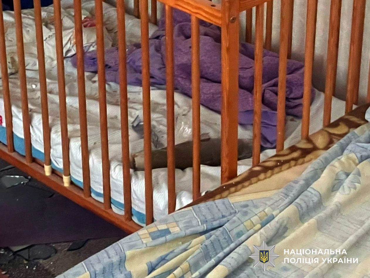 У Херсоні російський заряд від РПГ залетів у вікно і впав у ліжечко з дворічним хлопчиком У Херсоні російський заряд від РПГ залетів у вікно і впав у ліжечко з дворічним хлопчиком