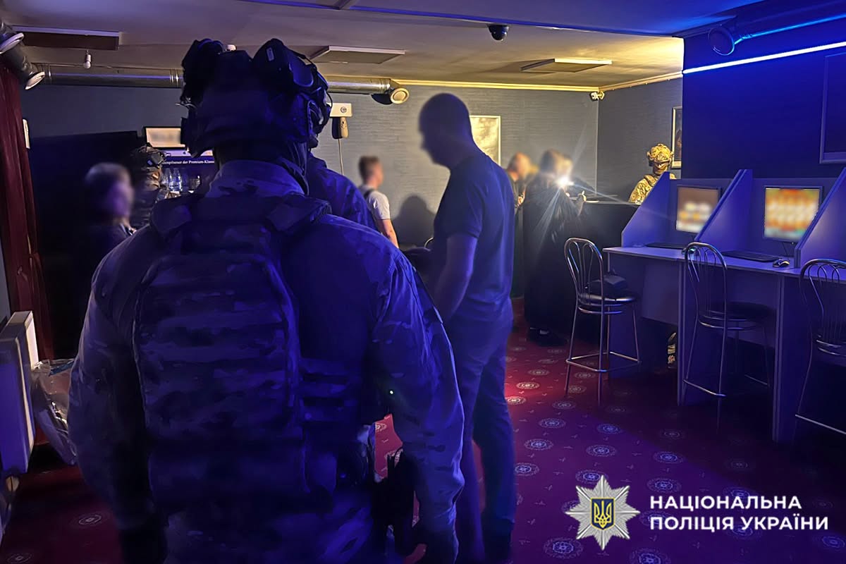 В Хмельницькій області пенсіонерку підозрюють в організації підпільного казино в підвалі житлового будинку