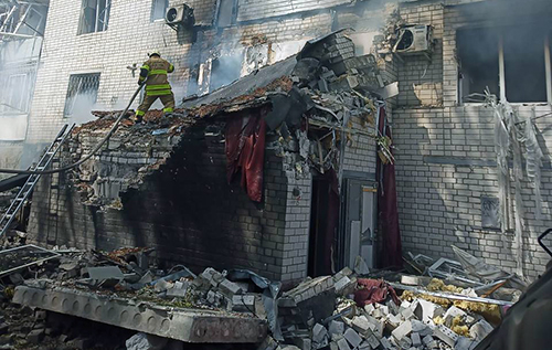 Російський дрон влучив у багатоповерхівку в центрі Чернігова: багато постраждалих, серед них - діти. ФОТО Російський дрон влучив у багатоповерхівку в центрі Чернігова: багато постраждалих, серед них - діти. ФОТО