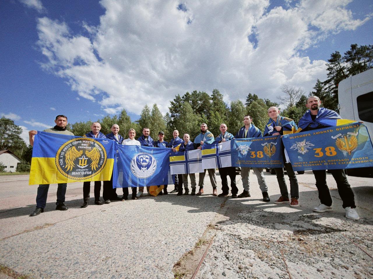 В Україну у межах спеціального етапу обміну через Білорусь повернулись 10 військових - Зеленський. ФОТО В Україну у межах спеціального етапу обміну через Білорусь повернулись 10 військових - Зеленський. ФОТО