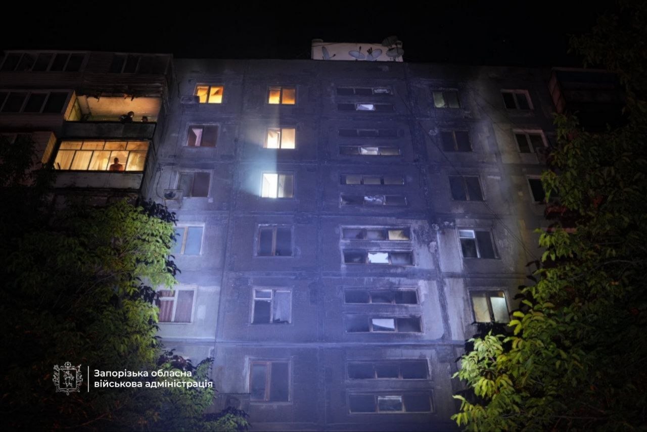 Нічна атака РФ на Запоріжжя: пошкоджено нежитлові будівлі та багатоповерхівку, спалахнули пожежі, двоє людей загинули. ФОТО
