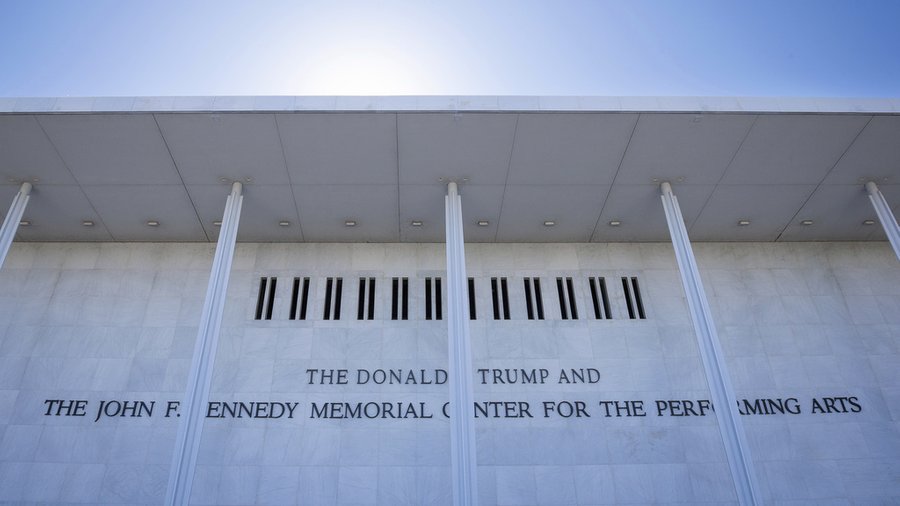 У адміністрації Трампа погрожують знести Центр Кеннеді, якщо суд заблокує його реконструкцію У адміністрації Трампа погрожують знести Центр Кеннеді, якщо суд заблокує його реконструкцію