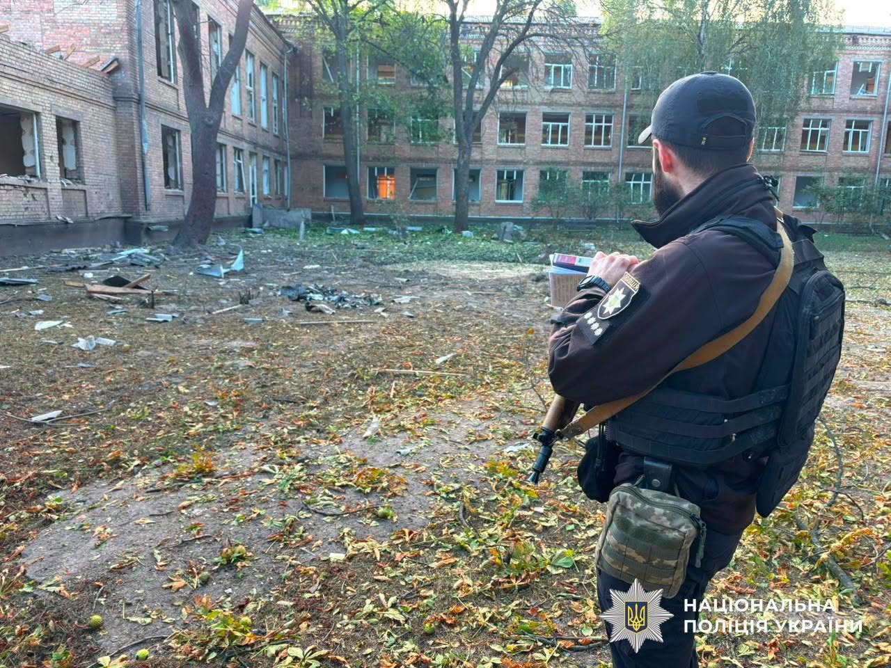 У Києві під час атаки РФ уламки впали між житловими будинкам, значно пошкоджено гімназію У Києві під час атаки РФ уламки впали між житловими будинкам, значно пошкоджено гімназію