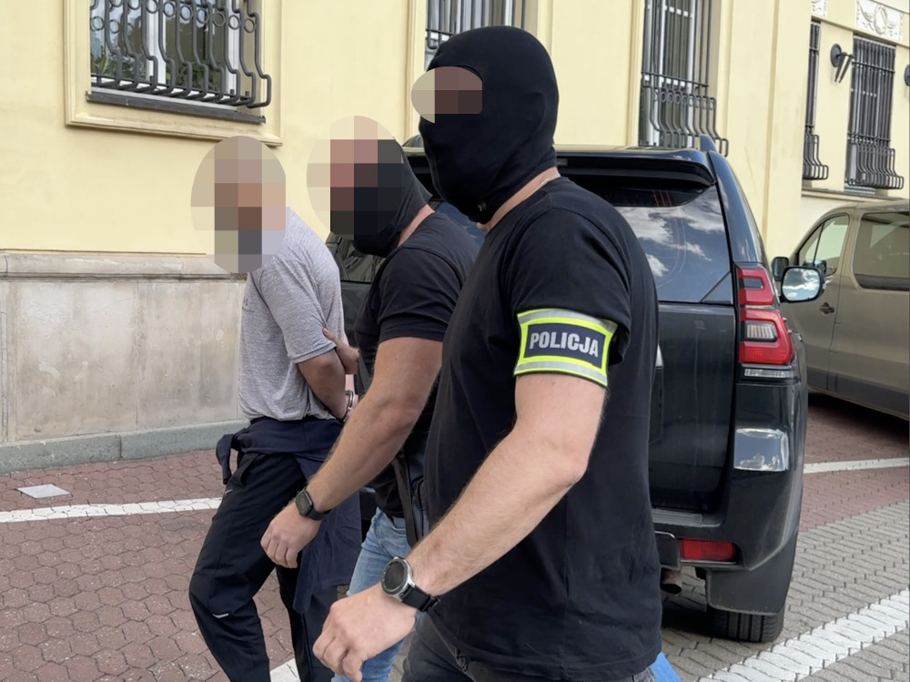 У Варшаві затримали трьох громадян Росії зі зброєю та боєприпасами У Варшаві затримали трьох громадян Росії зі зброєю та боєприпасами