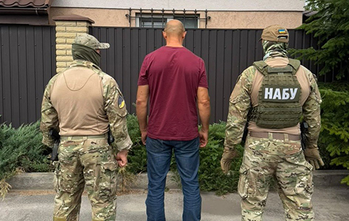 НАБУ заявило про викриття двох військових на вимаганні 4,5 млн грн хабаря за прийняття РЕБ для ЗСУ НАБУ заявило про викриття двох військових на вимаганні 4,5 млн грн хабаря за прийняття РЕБ для ЗСУ