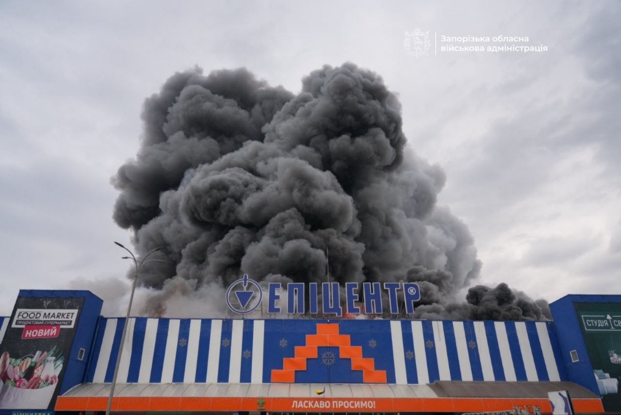 Війська РФ вдарили по "Епіцентру" у Запоріжжі: є поранені. ВІДЕО Війська РФ вдарили по "Епіцентру" у Запоріжжі: є поранені. ВІДЕО