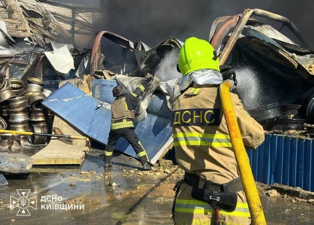 На Київщині рятувальники ліквідують наслідки повторних ворожих прильотів На Київщині рятувальники ліквідують наслідки повторних ворожих прильотів
