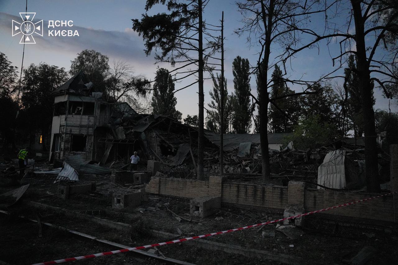 Удар у День знань: Росія масовано атакувала Київ балістикою: 8 людей загинуло та ще 5 постраждало, з них 3 дітей. ФОТО Удар у День знань: Росія масовано атакувала Київ балістикою: 8 людей загинуло та ще 5 постраждало, з них 3 дітей. ФОТО