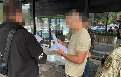 Військовослужбовця з полку "Скеля" затримали за підозрою в побитті капелана й підполковника Військовослужбовця з полку "Скеля" затримали за підозрою в побитті капелана й підполковника