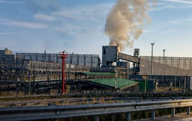 У портовій зоні Усть-Луги в Ленінградській області виникла пожежа після атаки БПЛА У портовій зоні Усть-Луги в Ленінградській області виникла пожежа після атаки БПЛА