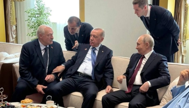 Ердоган у Бішкеку провів зустріч із Путіним та Лукашенком Ердоган у Бішкеку провів зустріч із Путіним та Лукашенком