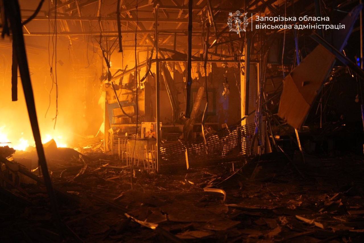У Запоріжжі після атаки РФ загорівся торговельний центр. ФОТО У Запоріжжі після атаки РФ загорівся торговельний центр. ФОТО