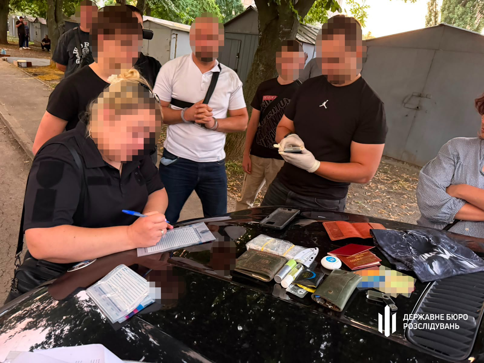"Продай квартиру й задонать мені": ДБР затримало офіцера, який вимагав $10 тисяч у військового в СЗЧ "Продай квартиру й задонать мені": ДБР затримало офіцера, який вимагав $10 тисяч у військового в СЗЧ