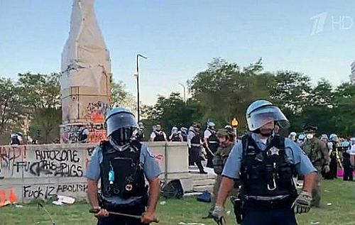 В США около 18 полицейских пострадали, защищая памятник Колумбу. ВИДЕО