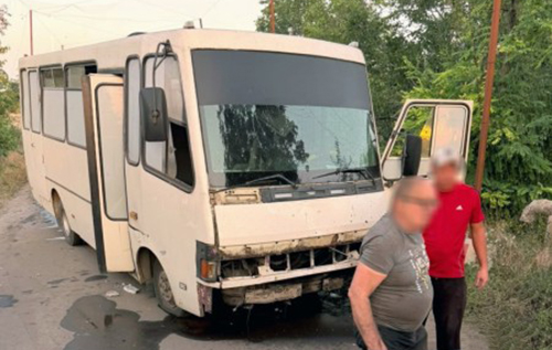 Ворожий дрон уранці вдарив по автобусу на Херсонщині: шестеро людей постраждало Ворожий дрон уранці вдарив по автобусу на Херсонщині: шестеро людей постраждало